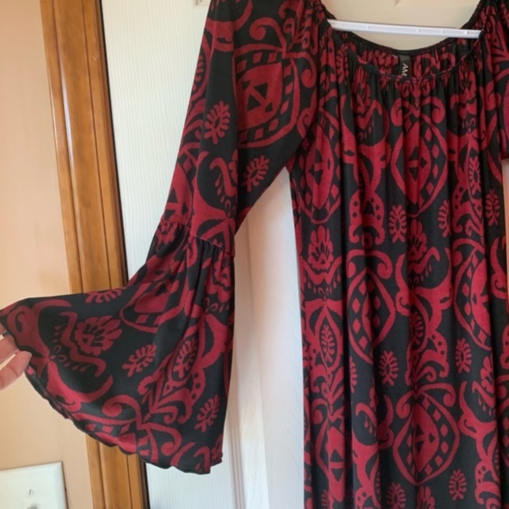 Flowing red/black pattern dress, flare sleeves, M